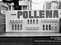 1985-054  1 maja 1985  Jawor, ul. Wyszyńskiego (dawn. Rapackiego)   Obchody 1 maja - Święto Pracy     Uczestnicy pochodu zmierzający w kierunku trybuny honorowej.  Samochód z wystawą produktów Jaworskich Zakładów Chemii Gospodarczej "Pollena".