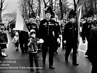 1985-055  1 maja 1985  Jawor, ul. Wyszyńskiego (dawn. Rapackiego)   Obchody 1 maja - Święto Pracy     Uczestnicy pochodu zmierzający w kierunku trybuny honorowej.  Górnicy z koplani bazaltu w Winnej Górce.