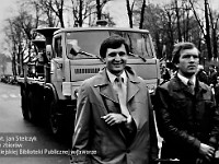 1985-056  1 maja 1985  Jawor, ul. Wyszyńskiego (dawn. Rapackiego)   Obchody 1 maja - Święto Pracy     Uczestnicy pochodu zmierzający w kierunku trybuny honorowej.  Pierwszy od lewej: Michał Lenkiewicz.