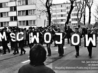 1985-057  1 maja 1985  Jawor, ul. Wyszyńskiego (dawn. Rapackiego)   Obchody 1 maja - Święto Pracy     Uczestnicy pochodu zmierzający w kierunku trybuny honorowej.  Przedstawiciele gminy Mściwojów.