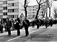 1985-058  1 maja 1985  Jawor, ul. Wyszyńskiego (dawn. Rapackiego)   Obchody 1 maja - Święto Pracy     Uczestnicy pochodu zmierzający w kierunku trybuny honorowej.