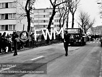 1985-059  1 maja 1985  Jawor, ul. Wyszyńskiego (dawn. Rapackiego)   Obchody 1 maja - Święto Pracy     Uczestnicy pochodu zmierzający w kierunku trybuny honorowej.  Pracownicy Fabryki Wyrobów Metalowych "FAWEM".