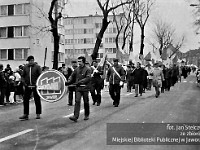 1985-060  1 maja 1985  Jawor, ul. Wyszyńskiego (dawn. Rapackiego)   Obchody 1 maja - Święto Pracy     Uczestnicy pochodu zmierzający w kierunku trybuny honorowej.  Pracownicy Cukrowni Jawor.