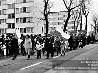 1985-061  1 maja 1985  Jawor, ul. Wyszyńskiego (dawn. Rapackiego)   Obchody 1 maja - Święto Pracy     Uczestnicy pochodu zmierzający w kierunku trybuny honorowej.