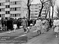 1985-062  1 maja 1985  Jawor, ul. Wyszyńskiego (dawn. Rapackiego)   Obchody 1 maja - Święto Pracy     Uczestnicy pochodu zmierzający w kierunku trybuny honorowej.  Pracownicy służby zdrowia.