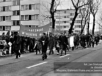 1985-063  1 maja 1985  Jawor, ul. Wyszyńskiego (dawn. Rapackiego)   Obchody 1 maja - Święto Pracy     Uczestnicy pochodu zmierzający w kierunku trybuny honorowej.