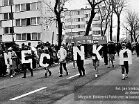 1985-064  1 maja 1985  Jawor, ul. Wyszyńskiego (dawn. Rapackiego)   Obchody 1 maja - Święto Pracy     Uczestnicy pochodu zmierzający w kierunku trybuny honorowej.  Przedstawiciele gminy Męcinka.