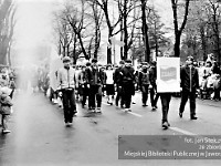 1985-066  1 maja 1985  Jawor, ul. Wyszyńskiego (dawn. Rapackiego)   Obchody 1 maja - Święta Pracy     Poch?d. Maszeruje m?odzie? z  ZSMP ( Zwi?zku Socjalistycznego M?odzie?y Polskiej ).