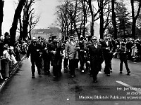 1985-067  1 maja 1985  Jawor, ul. Wyszyńskiego (dawn. Rapackiego)   Obchody 1 maja - Święta Pracy     Poch?d. Maszeruj? muzycy z Klubu Technika przy ZK i MR ( Zak?ady Ku?iennicze i Maszyn Rolniczych w Jaworze )