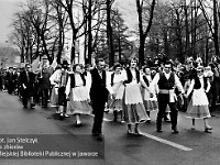 1985-068  1 maja 1985  Jawor, ul. Wyszyńskiego (dawn. Rapackiego)   Obchody 1 maja - Święta Pracy     Poch?d.