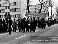 1985-069  1 maja 1985  Jawor, ul. Wyszyńskiego (dawn. Rapackiego)   Obchody 1 maja - Święta Pracy     Poch?d. Maszeruj? pracownicy POM Jawor ( Pa?st wowy O?rodek Maszynowy).