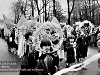 1985-070  1 maja 1985  Jawor, ul. Wyszyńskiego (dawn. Rapackiego)   Obchody 1 maja - Święta Pracy     Poch?d. Maszeruj? uczniowie jaworskich szk??.