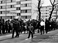 1985-071  1 maja 1985  Jawor, ul. Wyszyńskiego (dawn. Rapackiego)   Obchody 1 maja - Święta Pracy     Poch?d. Pracownicy Zak?ad?w Radiowych Unitra DIORA .