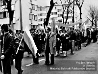 1985-072  1 maja 1985  Jawor, ul. Wyszyńskiego (dawn. Rapackiego)   Obchody 1 maja - Święta Pracy     Poch?d. Maszeruj? przedstawiciele jaworskich zak?ad?w pracy.