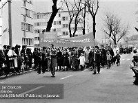 1985-074  1 maja 1985  Jawor, ul. Wyszyńskiego (dawn. Rapackiego)   Obchody 1 maja - Święta Pracy   Poch?d. Maszeruj? przedstawiciele jaworskich zak?ad?w pracy.