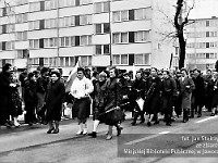 1985-075  1 maja 1985  Jawor, ul. Wyszyńskiego (dawn. Rapackiego)   Obchody 1 maja - Święta Pracy     Poch?d. Maszeruj? przedstawiciele jaworskich zak?ad?w pracy.