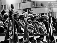 1985-076  1 maja 1985  Jawor, ul. Wyszyńskiego (dawn. Rapackiego)   Obchody 1 maja - Święta Pracy     Trybuna.Przedstawiciele w?adz miasta i zak?ad?w pracy.