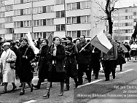 1985-077  1 maja 1985  Jawor, ul. Wyszyńskiego (dawn. Rapackiego)   Obchody 1 maja - Święta Pracy     Poch?d. Maszeruj? przedstawiciele jaworskich zak?ad?w pracy.