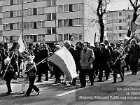 1985-078  1 maja 1985  Jawor, ul. Wyszyńskiego (dawn. Rapackiego)   Obchody 1 maja - Święta Pracy     Poch?d. Maszeruj? przedstawiciele jaworskich zak?ad?w pracy.