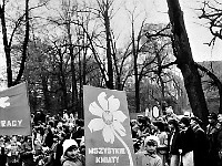 1985-079  1 maja 1985  Jawor, ul. Wyszyńskiego (dawn. Rapackiego)   Obchody 1 maja - Święta Pracy     Poch?d. Maszeruj? uczniowie jaworskich szk??.