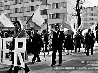 1985-080  1 maja 1985  Jawor, ul. Wyszyńskiego (dawn. Rapackiego)   Obchody 1 maja - Święta Pracy      Poch?d. Maszeruj? przedstawiciele  jaworskich zak?ad?w pracy. Pracownicy Pioniera.