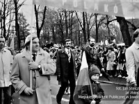 1985-081  1 maja 1985  Jawor, ul. Wyszyńskiego (dawn. Rapackiego)   Obchody 1 maja - Święta Pracy     Poch?d. Maszeruj? przedstawiciele jaworskich zak?ad?w pracy.