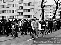 1985-082  1 maja 1985  Jawor, ul. Wyszyńskiego (dawn. Rapackiego)   Obchody 1 maja - Święta Pracy     Poch?d. Maszeruj? przedstawiciele jaworskich zak?ad?w pracy.