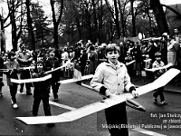 1985-083  1 maja 1985  Jawor, ul. Wyszyńskiego (dawn. Rapackiego)   Obchody 1 maja - Święta Pracy      Poch?d. Maszeruj? cz?onkowie klubu modelarskiego w Klubie Technika przy ZK i MR ( Zak?ady Ku?iennicze i Maszyn Rolniczych w Jaworze )