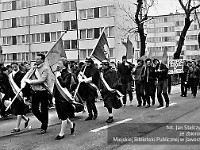 1985-084  1 maja 1985  Jawor, ul. Wyszyńskiego (dawn. Rapackiego)   Obchody 1 maja - Święta Pracy     Poch?d. Zesp?? Szk?? w Jaworze, uczniowie.