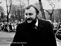 1985-085  1 maja 1985  Jawor, ul. Wyszyńskiego (dawn. Rapackiego)   Obchody 1 maja - Święta Pracy     Poch?d. Romuald Weso?owski pracownik Jaworskiego O?odka Kultury.