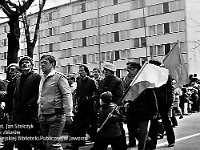 1985-086  1 maja 1985  Jawor, ul. Wyszyńskiego (dawn. Rapackiego)   Obchody 1 maja - Święta Pracy     Poch?d.Maszeruj? przedstawiciele jaworskich zak?ad?w pracy.