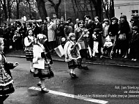 1985-087  1 maja 1985  Jawor, ul. Wyszyńskiego (dawn. Rapackiego)   Obchody 1 maja - Święta Pracy     Poch?d. Maszeruj? cz?onkowie Zespo?u Pie?ni i Ta?ca przy Klubie Technika ZK i MR ( Zak?ady Kuziennicze i Maszyn Rolniczych w Jaworze )