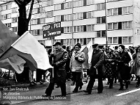 1985-088  1 maja 1985  Jawor, ul. Wyszyńskiego (dawn. Rapackiego)   Obchody 1 maja - Święta Pracy     Poch?d. Maszeruj? przedstawiciele jaworskich zak?ad?w pracy.  Narodowego Banku Polskiego i Pa?stwowej Kasy Oszcz?no?ciowej w Jaworze (pracownicy)
