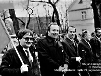 1985-089  1 maja 1985  Jawor, ul. Wyszyńskiego (dawn. Rapackiego)   Obchody 1 maja - Święta Pracy     Poch?d. Maszeruj? pracownicy  ZK i MR ( Zak?ady Kuziennicze i Maszyn Rolniczych w Jaworze )