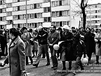 1985-090  1 maja 1985  Jawor, ul. Wyszyńskiego (dawn. Rapackiego)   Obchody 1 maja - Święta Pracy     Poch?d. Maszeruj? przedstawiciele jaworskich zak?ad?w pracy.