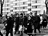 1985-092  1 maja 1985  Jawor, ul. Wyszyńskiego (dawn. Rapackiego)   Obchody 1 maja - Święta Pracy     Poch?d. Maszeruj? przedstawiciele jaworskich zak?ad?w pracy.