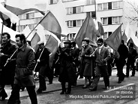 1985-094  1 maja 1985  Jawor, ul. Wyszyńskiego (dawn. Rapackiego)   Obchody 1 maja - Święta Pracy     Poch?d. Maszeruj? przedstawiciele jaworskich zak?ad?w pracy.