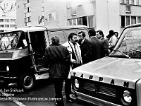 1985-095  1 maja 1985  Jawor, ul. Wyszyńskiego (dawn. Rapackiego)   Obchody 1 maja - Święta Pracy     Poch?d. Pracownicy Jaworskiego O?rodka Kultury. Drugi z prawej J?zef Nowor?l.