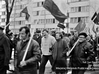 1985-096  1 maja 1985  Jawor, ul. Wyszyńskiego (dawn. Rapackiego)   Obchody 1 maja - Święta Pracy       Poch?d. Maszeruj? przedstawiciele jaworskich zak?ad?w pracy.