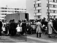 1985-097  1 maja 1985  Jawor, ul. Wyszyńskiego (dawn. Rapackiego)   Obchody 1 maja - Święta Pracy     Mieszkańcy jawora