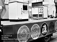 1985-098  1 maja 1985  Jawor, ul. Wyszyńskiego (dawn. Rapackiego)   Obchody 1 maja - Święta Pracy     Poch?d. Fabryka Wyrob?w Emaliowanych "Fawem" prezentuje swoje produkty.