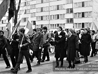 1985-099  1 maja 1985  Jawor, ul. Wyszyńskiego (dawn. Rapackiego)   Obchody 1 maja - Święta Pracy     Poch?d. Maszeruj? przedstawiciele jaworskich zak?ad?w pracy.