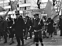 1985-101  1 maja 1985  Jawor, ul. Wyszyńskiego (dawn. Rapackiego)   Obchody 1 maja - Święta Pracy     Poch?d. Maszeruj? przedstawiciele jaworskich zak?ad?w pracy.