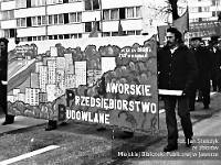 1985-102  1 maja 1985  Jawor, ul. Wyszyńskiego (dawn. Rapackiego)   Obchody 1 maja - Święta Pracy     Poch?d. Maszeruj? przedstawiciele jaworskich zak?ad?w pracy.  Jaworskie Przedsiebiorstwo Budowlane ( pracownicy )