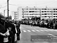1985-103  1 maja 1985  Jawor, ul. Wyszyńskiego (dawn. Rapackiego)   Obchody 1 maja - Święta Pracy     Poch?d. Mieszka?cy Jawora.