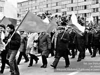 1985-105  1 maja 1985  Jawor, ul. Wyszyńskiego (dawn. Rapackiego)   Obchody 1 maja - Święta Pracy     Poch?d. Maszeruj? przedstawiciele jaworskich zak?ad?w pracy.