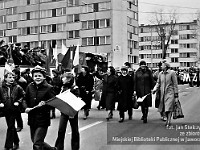 1985-106  1 maja 1985  Jawor, ul. Wyszyńskiego (dawn. Rapackiego)   Obchody 1 maja - Święta Pracy       Poch?d. Maszeruj? przedstawiciele jaworskich zak?ad?w pracy.