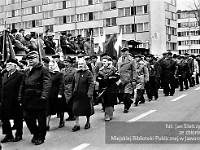 1985-107  1 maja 1985  Jawor, ul. Wyszyńskiego (dawn. Rapackiego)   Obchody 1 maja - Święta Pracy     Poch?d. Trybuna honorowa.  Maszeruj? Kombatanci.
