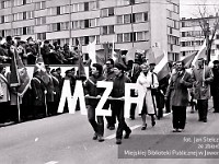 1985-108  1 maja 1985  Jawor, ul. Wyszyńskiego (dawn. Rapackiego)   Obchody 1 maja - Święta Pracy     Poch?d. Trybuna honorowa.Maszeruj? przedstawiciele jaworskich zak?ad?w pracy.