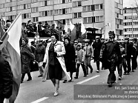 1985-109  1 maja 1985  Jawor, ul. Wyszyńskiego (dawn. Rapackiego)   Obchody 1 maja - Święta Pracy     Poch?d. Trybuna honorowa. Maszeruj? harcerze Jaworskiego Hufca Zwi?zku Harcerstwa Polskiego. W bia?ym p?aszczu Halina Madej komendant Jaworskiego Hufca.